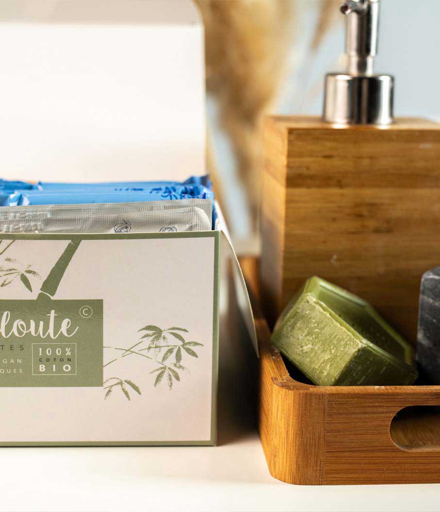 Box serviettes ouverte dans une salle de bain