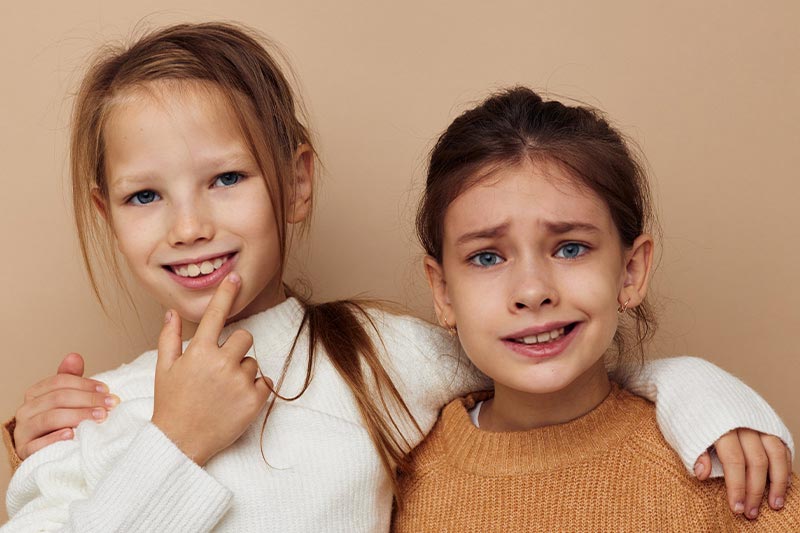 petites fillse qui sourient et on l'air taquines